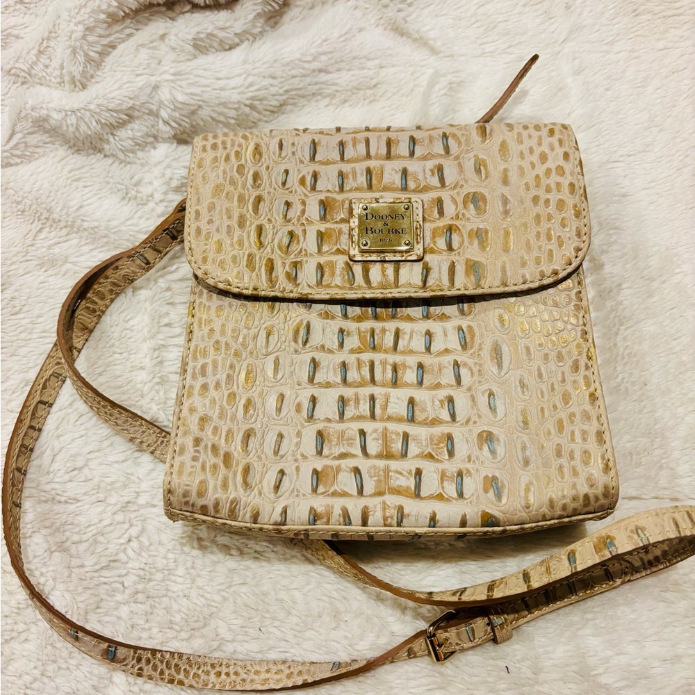 NWOT Dooney and Bourke Croc Embossed Leather Crossbody Bag Nile Collection